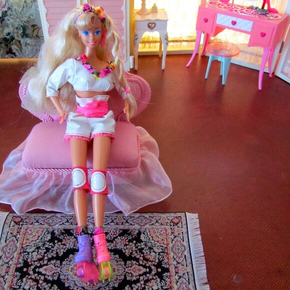 BARBIE ROLLERBLADER in WHITE VINYL ROLLER DERBY OUTFIT, CHIC MISMATCHED SKATES! - Picture 10 of 11